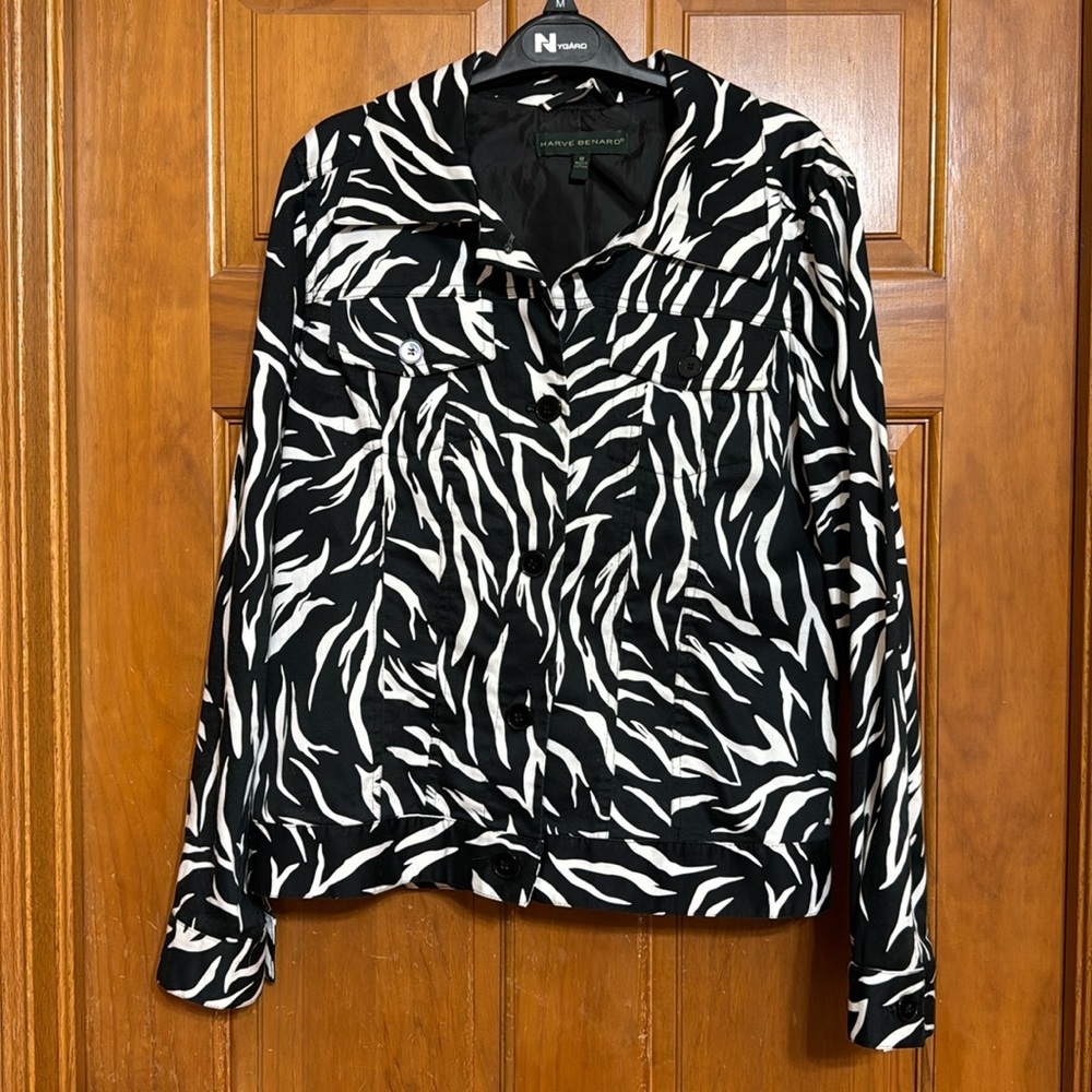 Striking jacket! Size medium by Harve Bernard